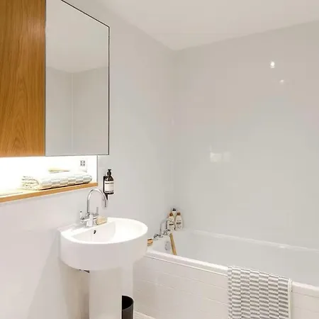 Quiet Corner Apartment *